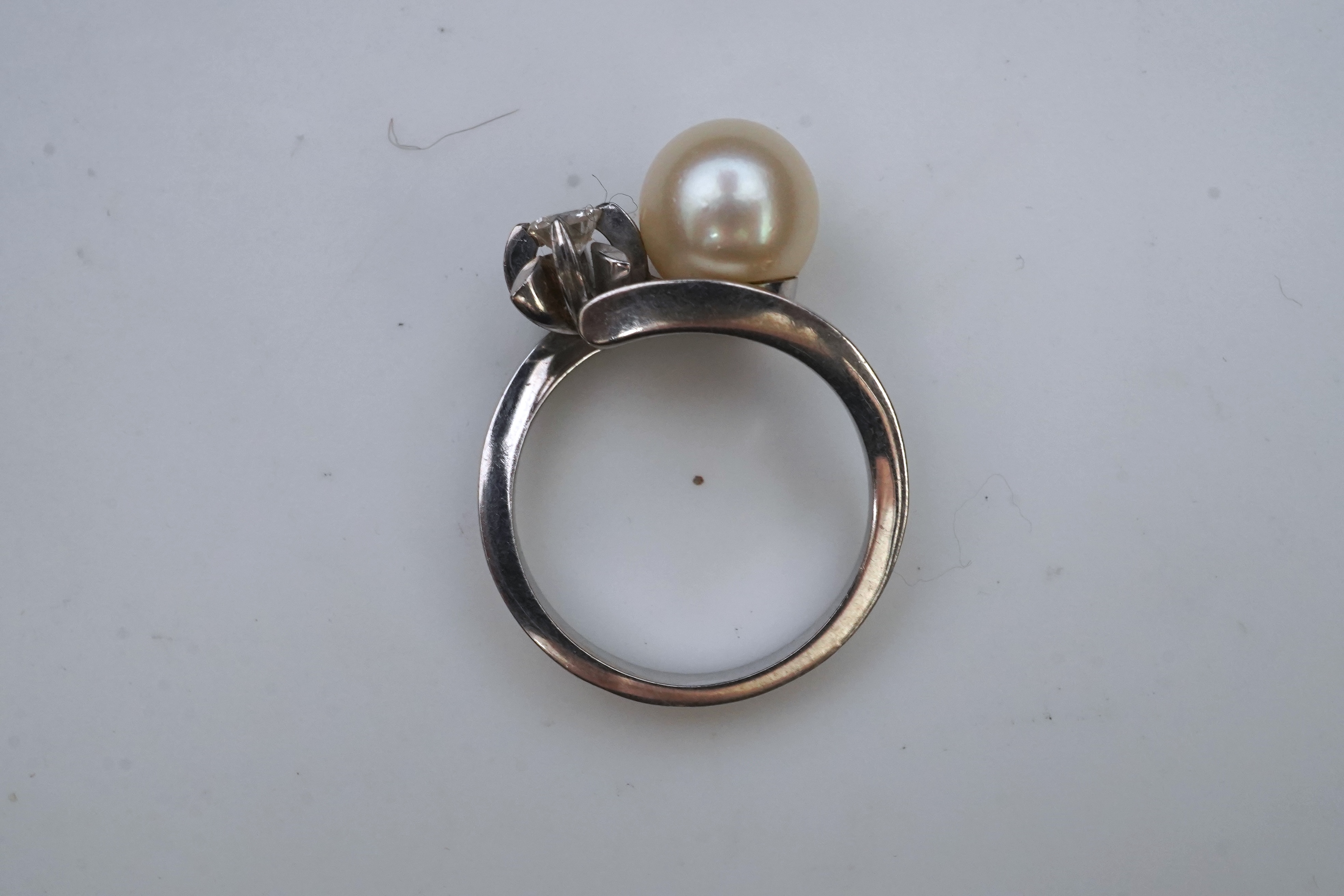 A cultured pearl and diamond toi-et-moi ring